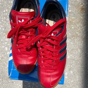 Men Adidas tennis shoes